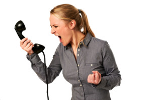 ragazza-che-urla-al-telefono
